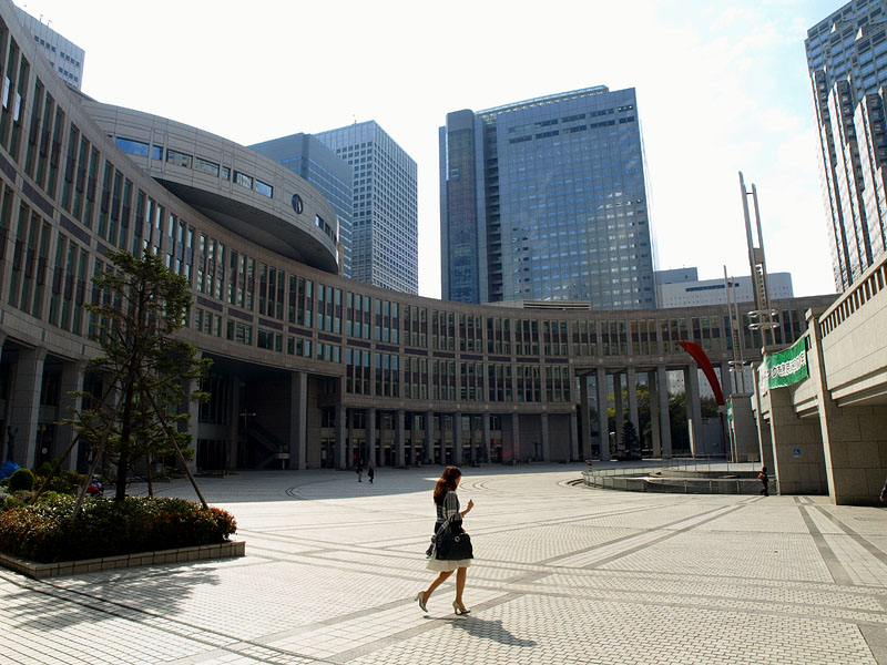 中庭と都議会議事堂