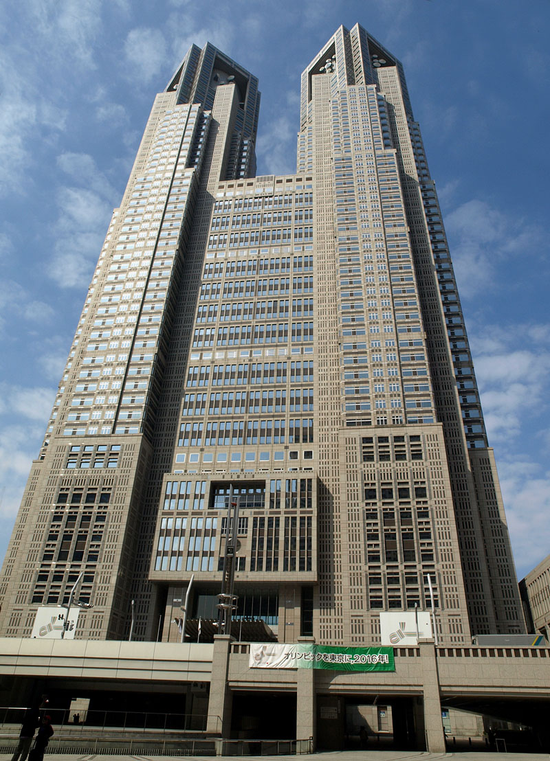 中庭から見上げる東京都庁第一本庁舎