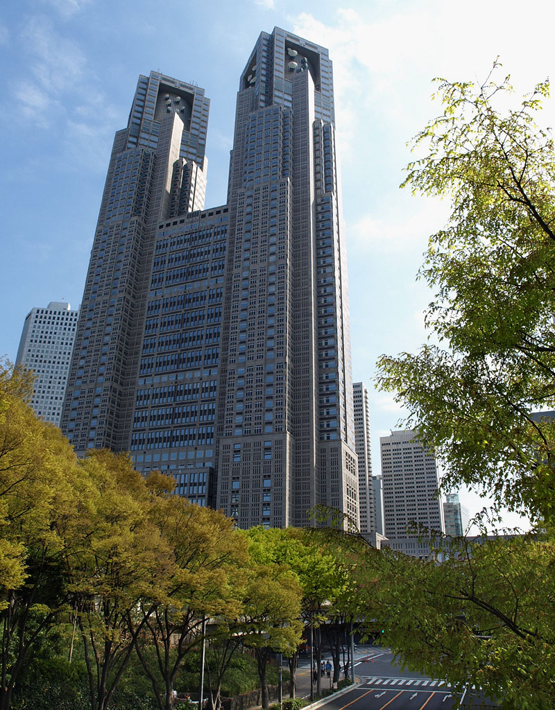 新緑と都庁第一本庁舎