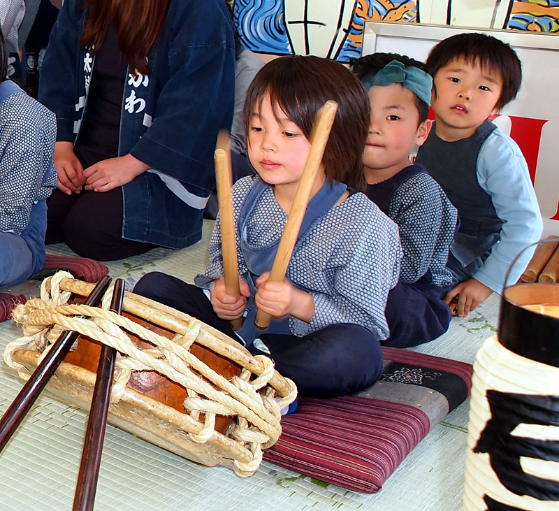 ちびっ子の太鼓叩き
